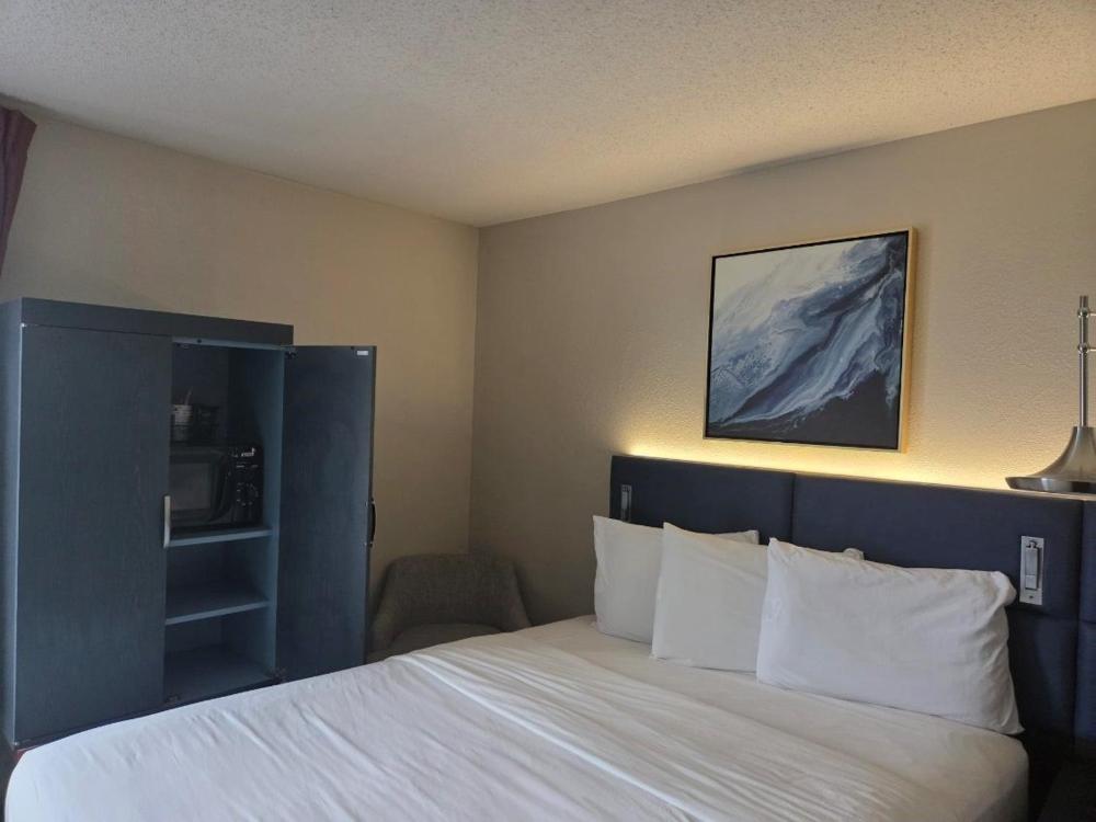 Deluxe King Room interior